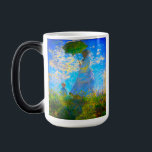Mug Magique Monet Woman avec un parasol<br><div class="desc">Une tasse magique de portrait familial avec Camille,  épouse de Claude Monet,  tenant un parasol,  et son fils Jean,  se promenant dans un champ vert vif soufflé par le vent pendant une journée d’été. Un grand cadeau Monet pour les amateurs d'impressionnisme et d'art français.</div>