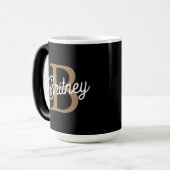 Mug Magique Monogramme moderne élégant Nom Black Gold Script (Devant gauche)