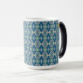 Mug Magique motif bleu et vert avec un arrière - plan blanc (Devant droit)