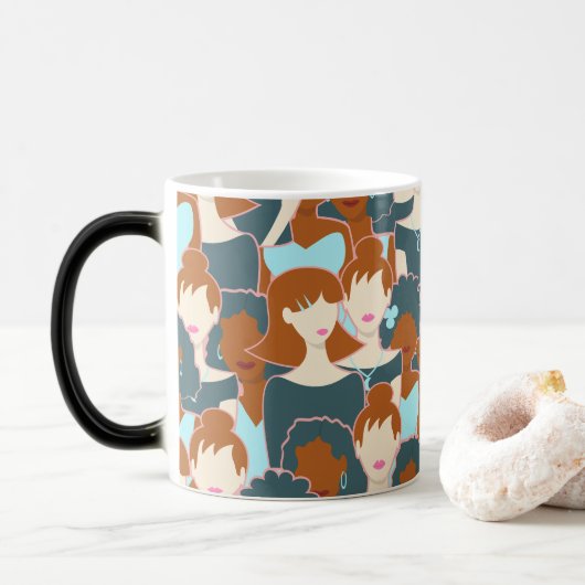 Mug Magique Motif sans couture avec filles noires et blanches (Avec donut)