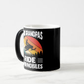 Mug Magique Papi Cool Roulent en Motoneige Papi (Devant gauche)