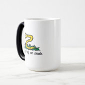 Mug Magique Pas de pas sur les mèmes de snek parodie de Gadsde (Devant gauche)