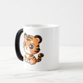 Mug Magique Petit Bébé Tiger Cub Assis (Devant gauche)