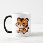 Mug Magique Petit Bébé Tiger Cub Assis (Gauche)