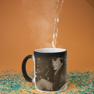 Mug Magique Photo candide d'Amelia Earhart dans le cockpit d'u