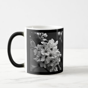 Mug Magique Photo de petites fleurs blanches en N&B