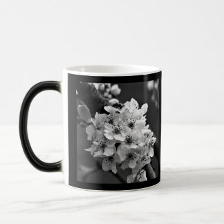 Mug Magique Photo de petites fleurs blanches en N&B