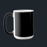 Mug Magique Photo noire et blanche captivante d'un Vintage<br><div class="desc">Revenez dans le temps avec ce paysage urbain monochrome qui présente une tour d'horloge classique,  un repère intemporel dans l'architecture historique de la ville. Découvrez la beauté de cette montre emblématique en noir et blanc</div>