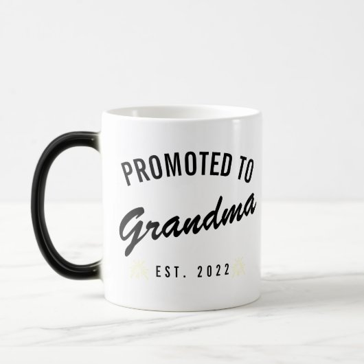 Mug Magique Promu à Grand-mère Est. 2022 (Gauche)