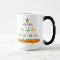 Pyramide des sapins de Noël faite de bonhommes de 