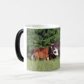 Mug Magique Quelques chevaux dans l'herbe verte (Devant gauche)