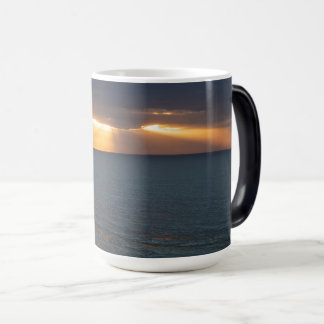 Mug Magique Rayons dorés du coucher de soleil perçant les nuag