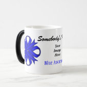 Mug Magique Ruban de trèfle bleu Tmpl par Kenneth Yoncich (Devant gauche)