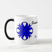 Mug Magique Ruban de trèfle bleu Tmpl par Kenneth Yoncich (Gauche)