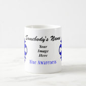 Mug Magique Ruban de trèfle bleu Tmpl par Kenneth Yoncich (Centre)