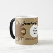 Mug Magique Ruban de trèfle Brown Tmpl par Kenneth Yoncich (Devant gauche)