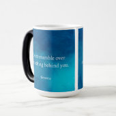 Mug Magique Seneca : Concentrons-nous sur l'avenir, ne tombez (Devant gauche)