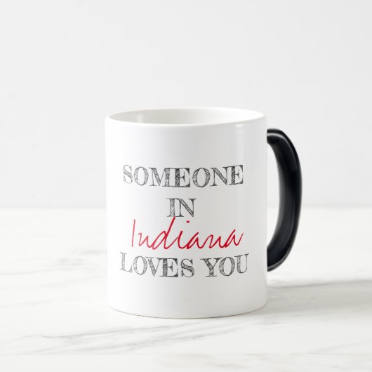 Mug Magique Typographie moderne Quelqu'un dans l'EMPLACEMENT v (Devant droit)