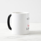 Mug Magique Typographie moderne Quelqu'un dans l'EMPLACEMENT v (Devant gauche)