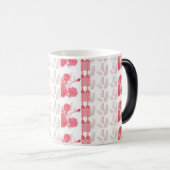 Mug Magique un arrière - plan blanc avec des feuilles roses (Devant droit)