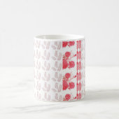 Mug Magique un arrière - plan blanc avec des feuilles roses (Centre)