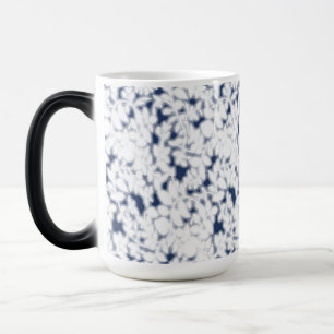 Mug Magique un arrière - plan blanc et bleu avec un motif