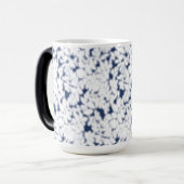 Mug Magique un arrière - plan blanc et bleu avec un motif (Devant gauche)