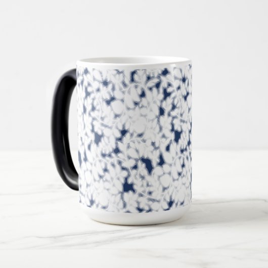 Mug Magique un arrière - plan blanc et bleu avec un motif (Devant gauche)