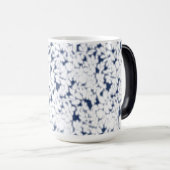 Mug Magique un arrière - plan blanc et bleu avec un motif (Devant droit)
