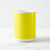 Mug Magique un arrière - plan jaune avec une bordure noire (Centre)