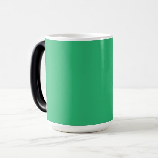 Mug Magique un arrière - plan vert avec une bordure blanche (Devant gauche)