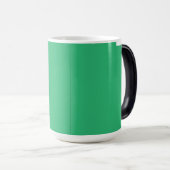 Mug Magique un arrière - plan vert avec une bordure blanche (Devant droit)