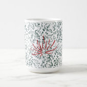 Mug Magique une fleur rouge sur un arrière - plan noir (Centre)