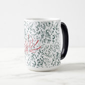 Mug Magique une fleur rouge sur un arrière - plan noir (Devant droit)