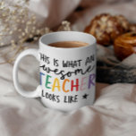 Mug Magnifique enseignant typographie moderne cadeau a<br><div class="desc">Voici à quoi ressemble un enseignant génial. Magnifique professeur de typographie moderne cadeau. Avec lettré à la main script fun moderne,  et espace pour leur nom et le nom de votre enfant. La fin de l'année,  Noël ou cadeau de vacances parfait pour votre professeur préféré.</div>