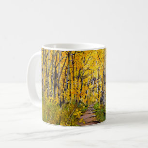 Mug Magnifique sentier automnal panoramique dans un bo