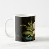 Mug Magnolias géant sur un tissu de velours bleu par M (Gauche)