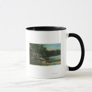 Mug MaineVue d'une femme sur un canoë au bord du rivag