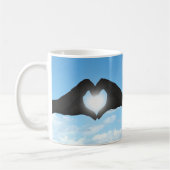 Mug Mains en silhouette de forme de coeur sur le ciel (Gauche)