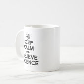 Mug Maintenir le calme et croire la science (Devant gauche)