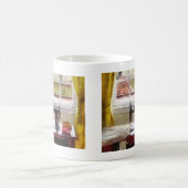 Mug Maison De Ferme Avec Machine À Coudre (Centre)