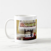 Mug Maison De Ferme Avec Machine À Coudre (Gauche)