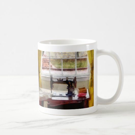 Mug Maison De Ferme Avec Machine À Coudre (Droite)