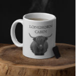 Mug Maison de ferme personnalisée Cabine Lodge Highlan<br><div class="desc">Cette conception peut être personnalisée dans la zone fournie en modifiant la photo et/ou le texte. Vous pouvez également le customiser en cliquant sur Personnaliser ce Modèle, puis en choisissant l'option cliquer pour customiser et supprimer ou modifier la couleur de l'arrière - plan, ajouter du texte, modifier la couleur ou...</div>