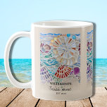Mug Maison de plage personnalisée<br><div class="desc">Cette Mug Beach House est décorée d'une mosaïque de coquillages et de verre coloré. Facile à personnaliser. Utilisez l'option Modifier plus pour modifier la taille, le style ou la couleur du texte si vous le souhaitez. Parce que nous créons notre oeuvre, vous ne trouverez pas cette image exacte d'autres designers....</div>