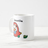 Mug Maisy conduit une voiture rouge mignonne (Devant gauche)