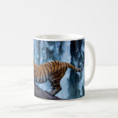 Mug Majestic Tiger se détendre à une belle cascade (Devant droit)
