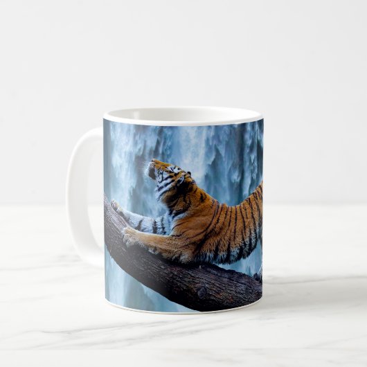 Mug Majestic Tiger se détendre à une belle cascade (Devant gauche)