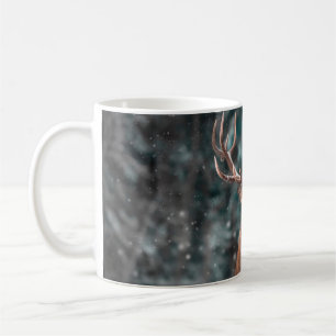 Mug mâle noble de cerf dans la forêt de neige hivernal