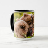 Mug Mama bear nourrit ses deux petits, Lake Clark Nati (Devant gauche)